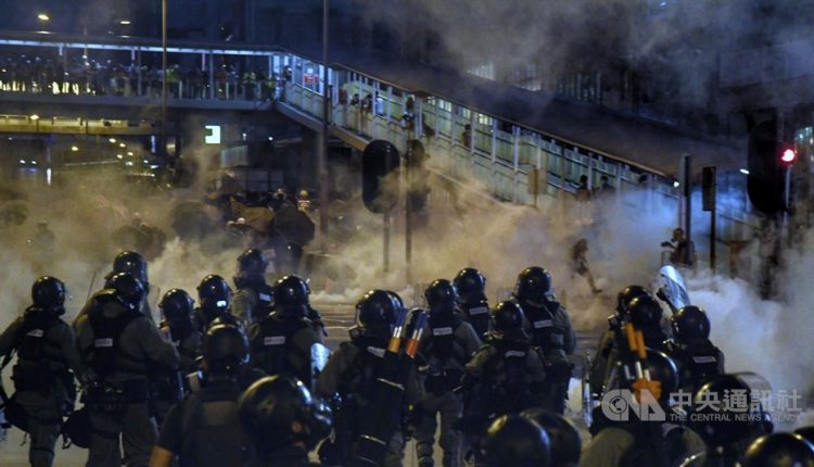 香港反送中引發的示威仍未降溫。有美方官員透露，中國解放軍與武警在香港邊界集結，性質不明，白宮正密切關注此一發展。