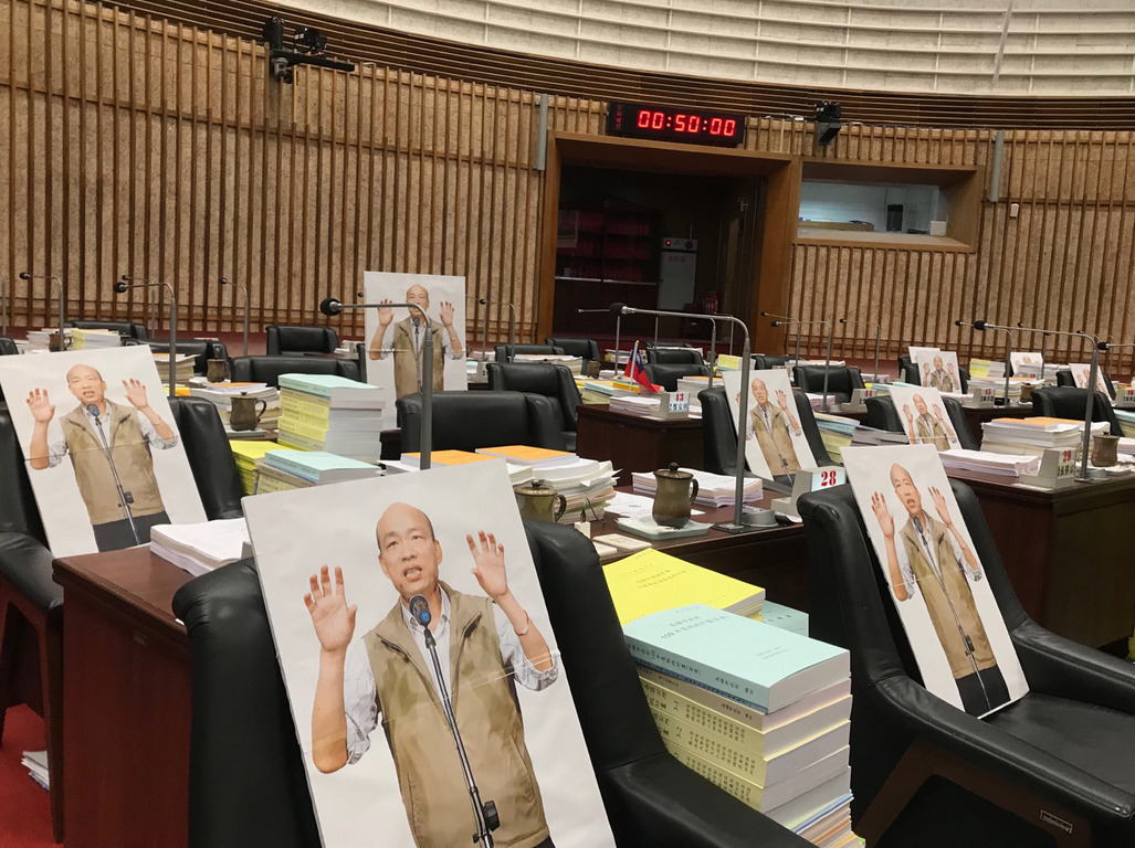分身站好站滿！韓國瑜缺席總質詢 市議員放25個人形立牌表不滿 | 芋傳媒