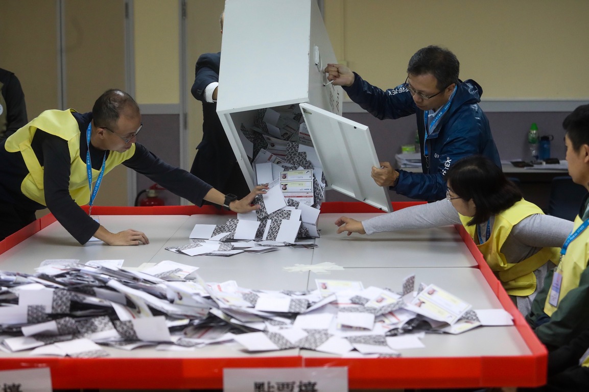 區選泛民大勝 香港特首選舉可發揮關鍵作用 | 芋傳媒 TaroNews