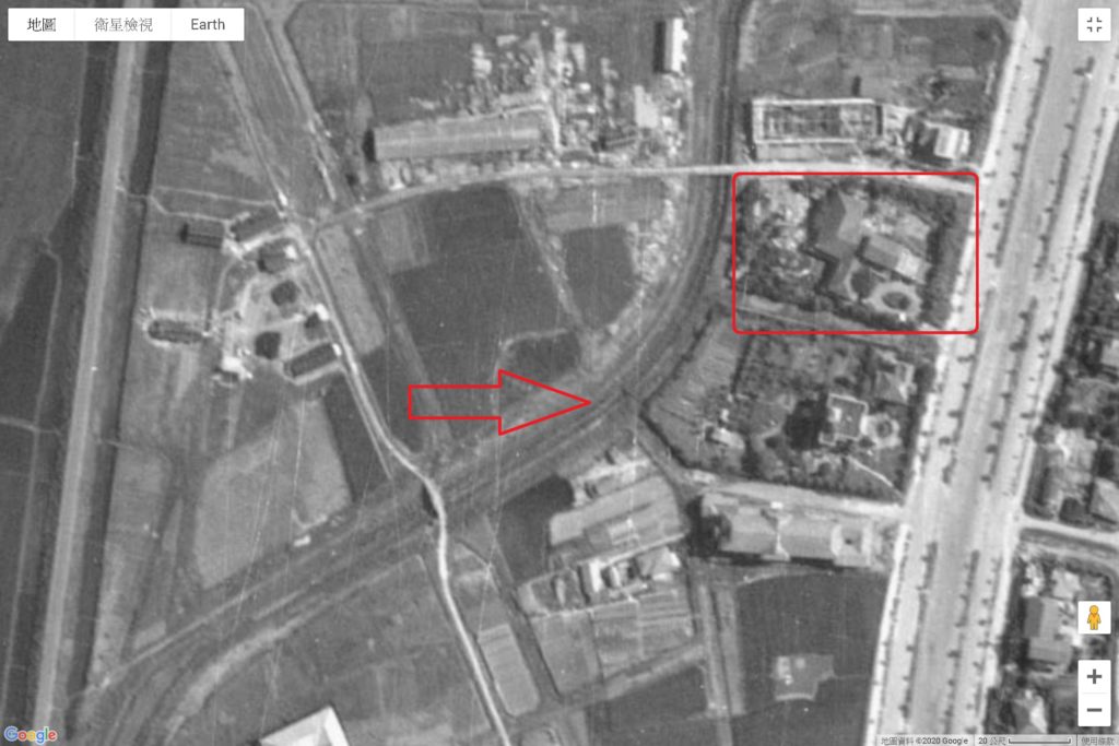 圖十三：志生紀念館（紅方框）東側是敕使街道，西側是縱貫線淡水支線，一旁還有淡水支線的支線（紅箭頭）。來源：中研院台北市百年歷史地圖，1945年美軍航照圖。