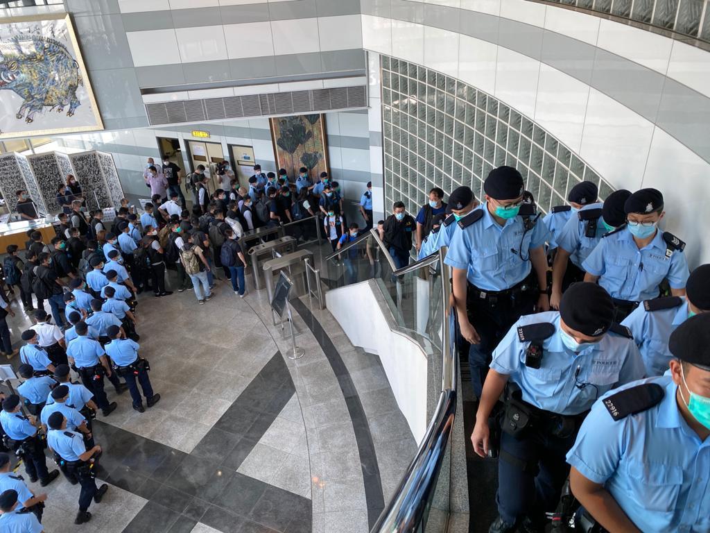 大批港警進入蘋果日報大樓