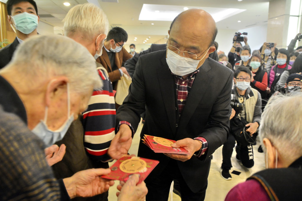 蘇貞昌探訪新北雙連安養中心  致贈一元復始紅包