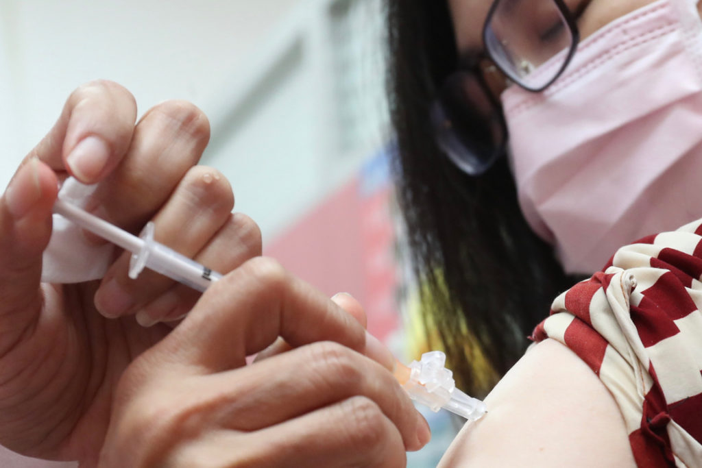 華航機師染疫案擴大 蘇貞昌籲公費對象施打疫苗