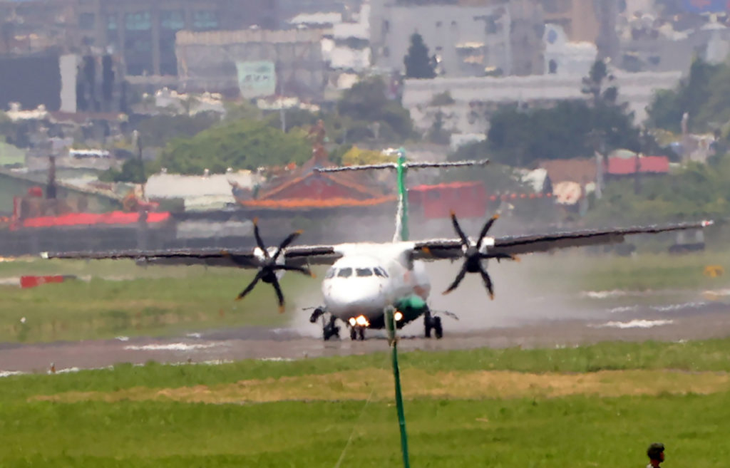 立榮航空爆胎迫降 運安會立案調查 - 芋生活