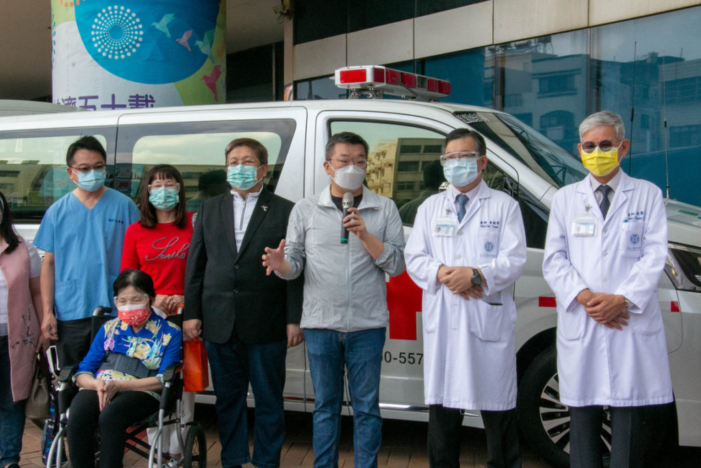 蔡其昌攜手企業捐贈新型救護車  打造行動急診室