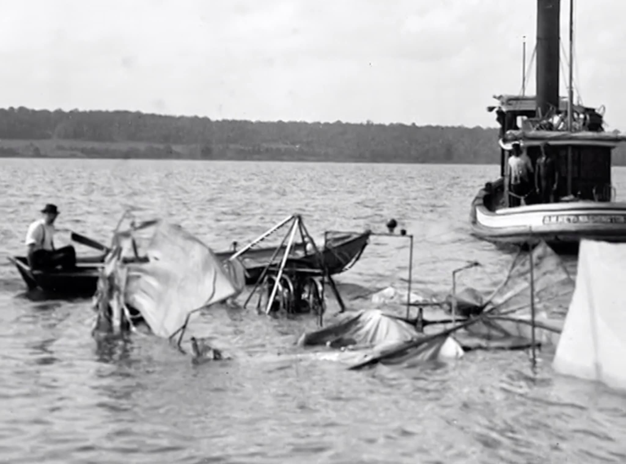 蘭利飛行試驗失敗掉入河中的飛機。