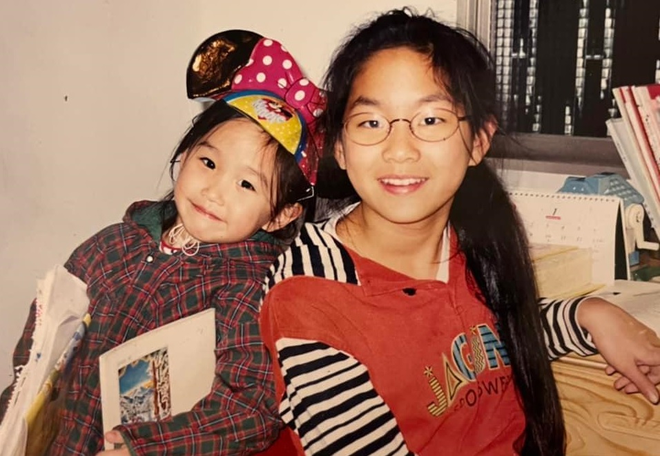兩個女兒小時候的合照，圖片來源：取自 謝志偉粉絲頁