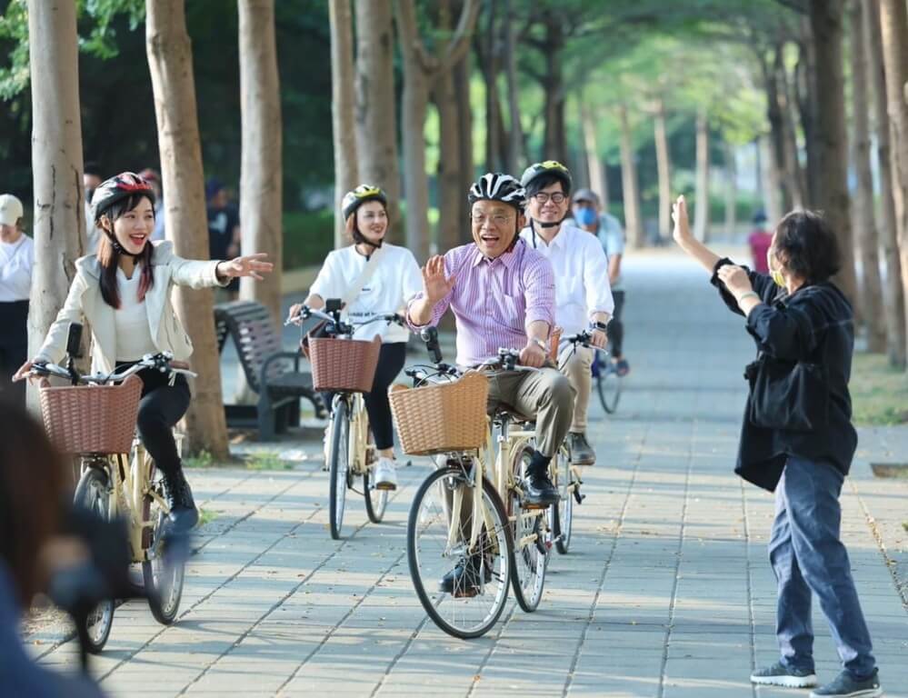 騎單車遊湖畔 蘇貞昌讚高雄越來越美