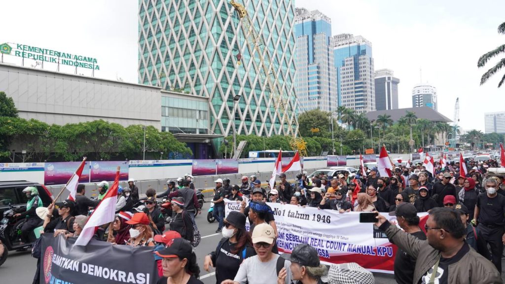 印尼民團召集百人赴選舉監督委員會 抗議選舉不公