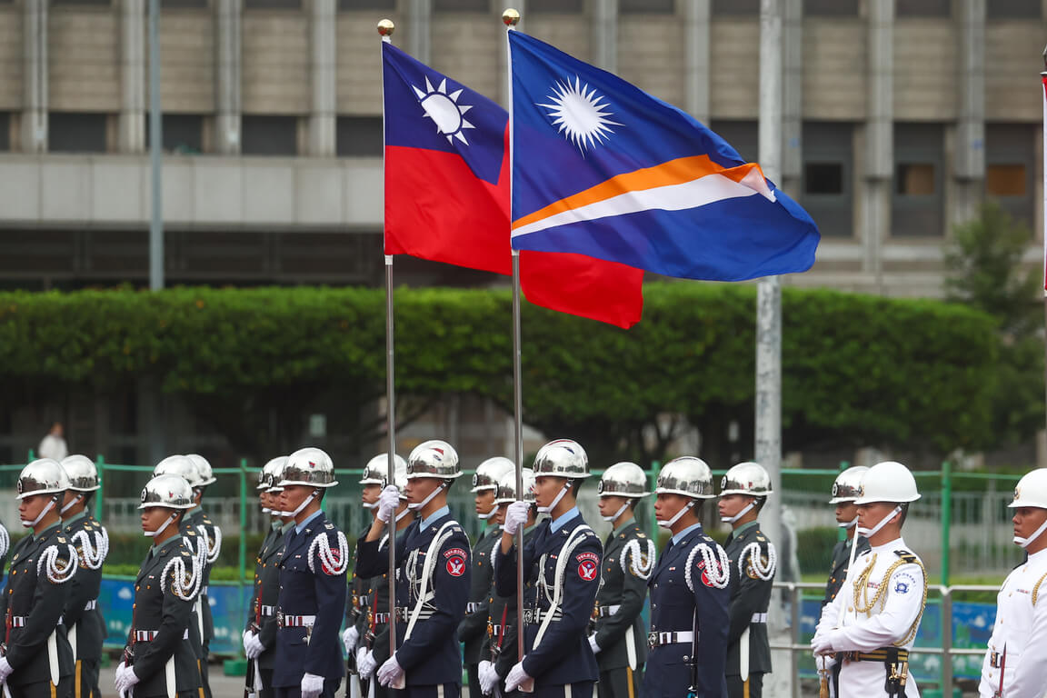 冒雨歡迎馬紹爾總統林佳龍：馬國文化雨水為祝福– 芋傳媒TaroNews