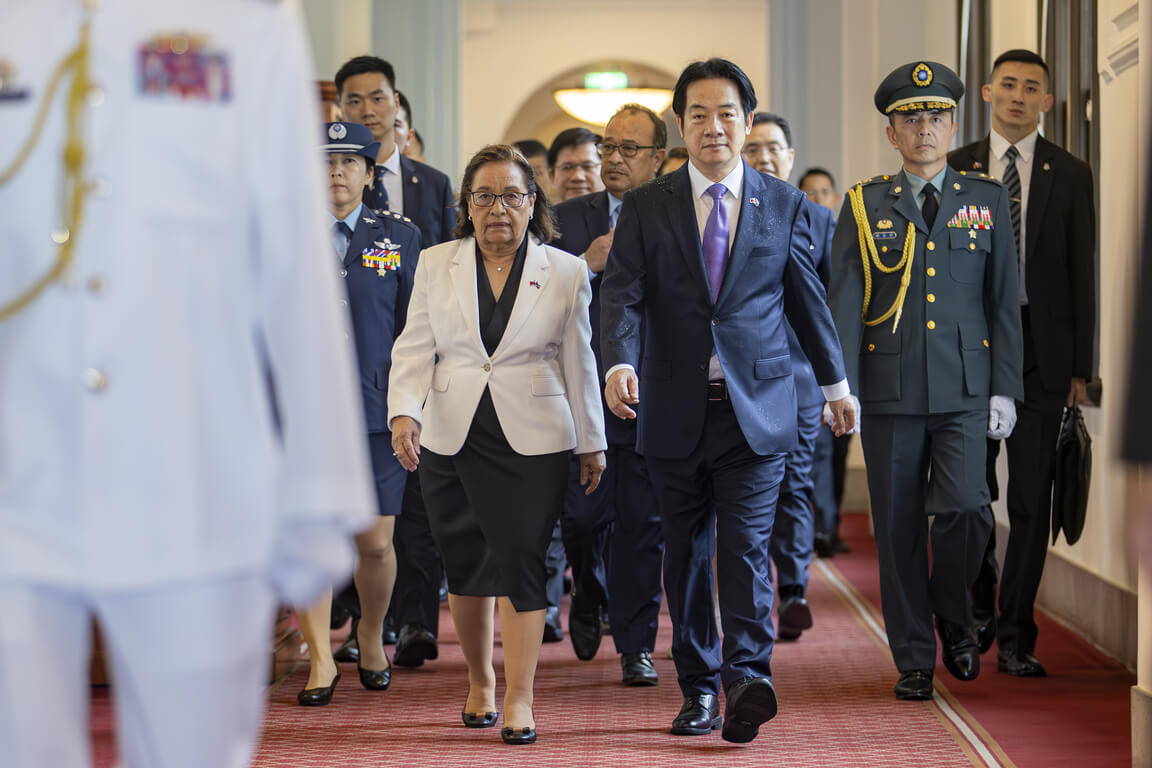 冒雨歡迎馬紹爾總統林佳龍：馬國文化雨水為祝福– 芋傳媒TaroNews