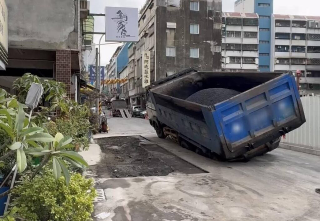 台南中西區五妃街路面又塌陷灌漿回填中